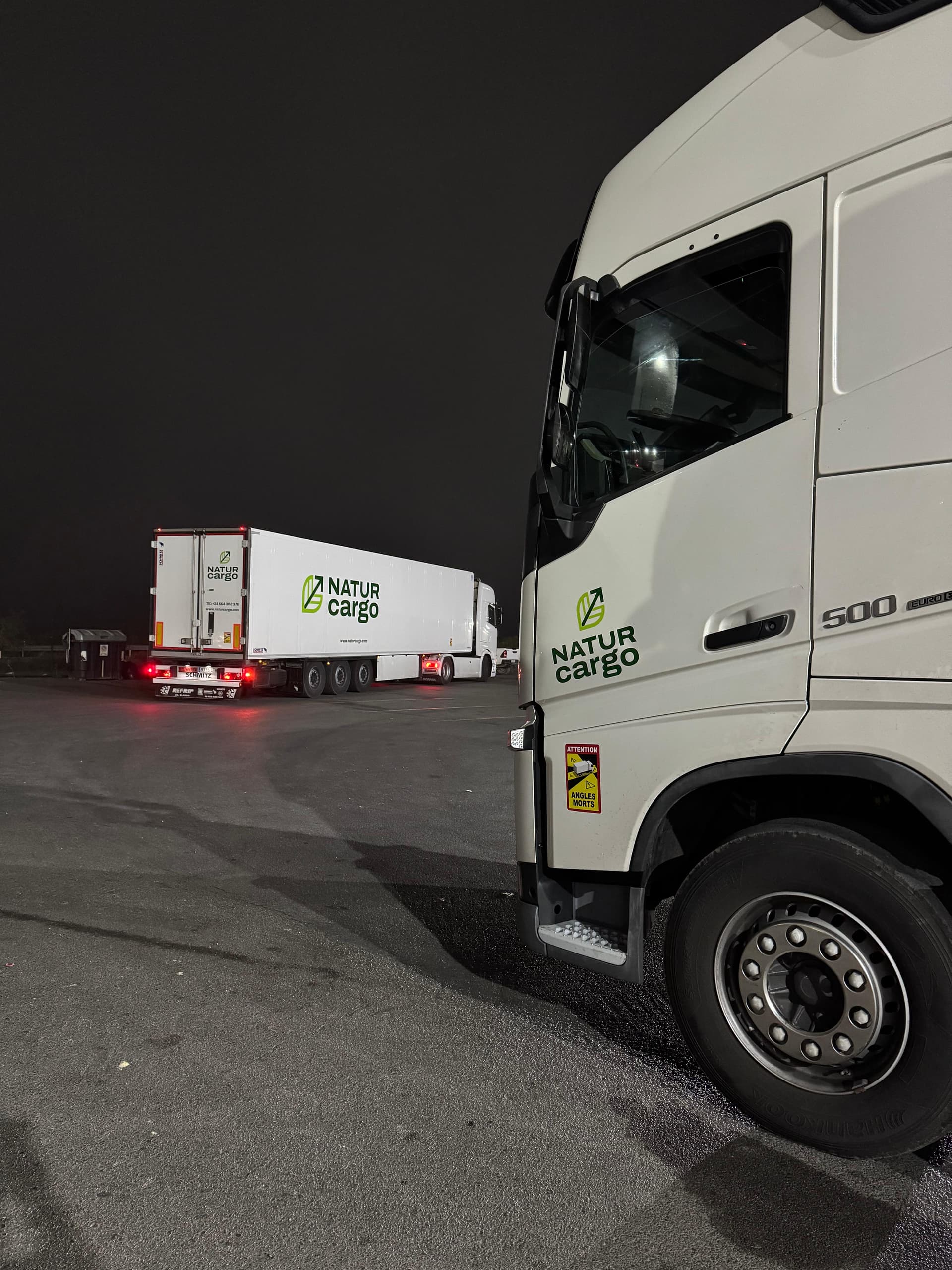Camiones NaturCargo en operaciones de carga nocturna