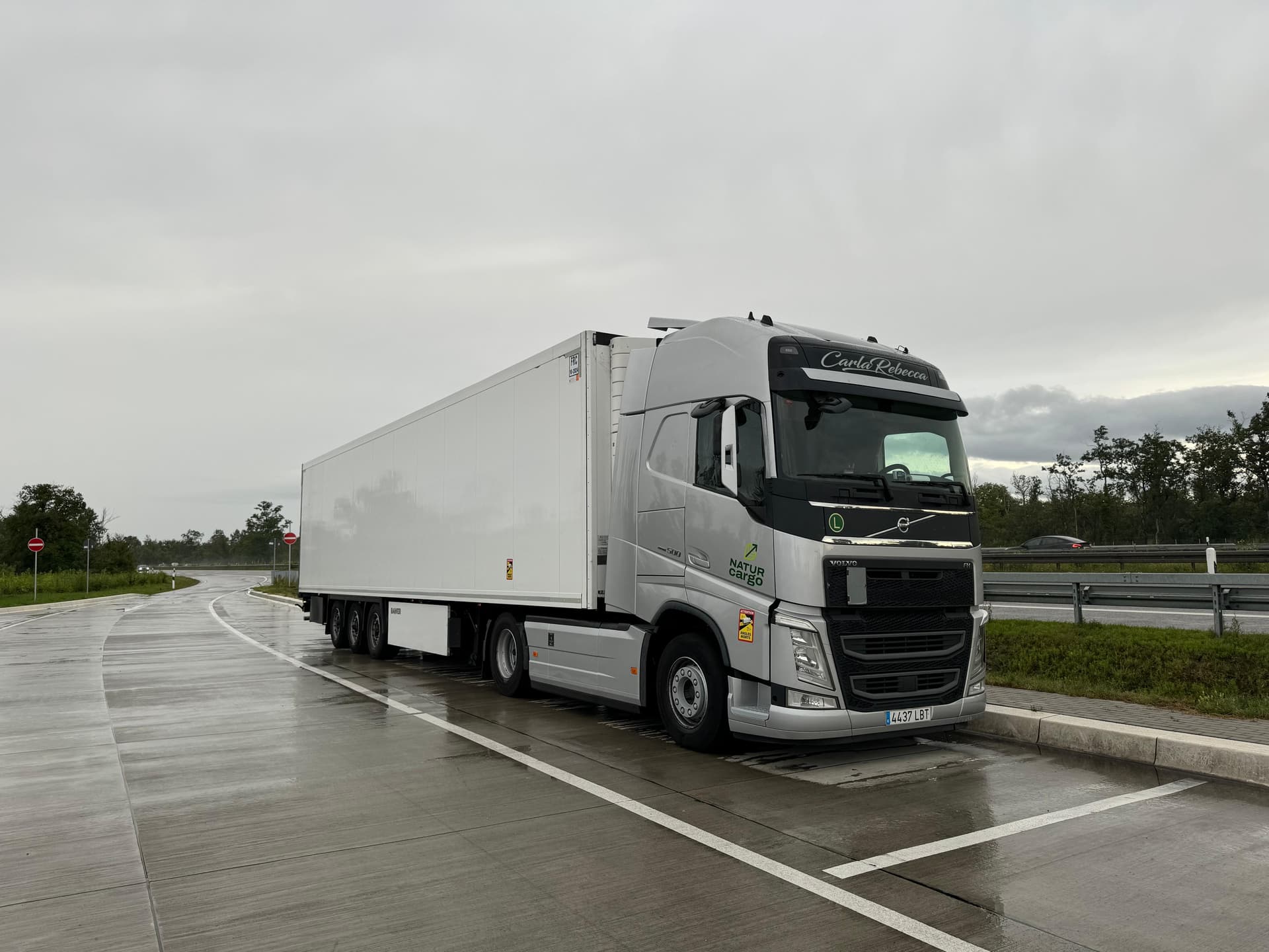 Camión Volvo blanco NaturCargo en condiciones húmedas
