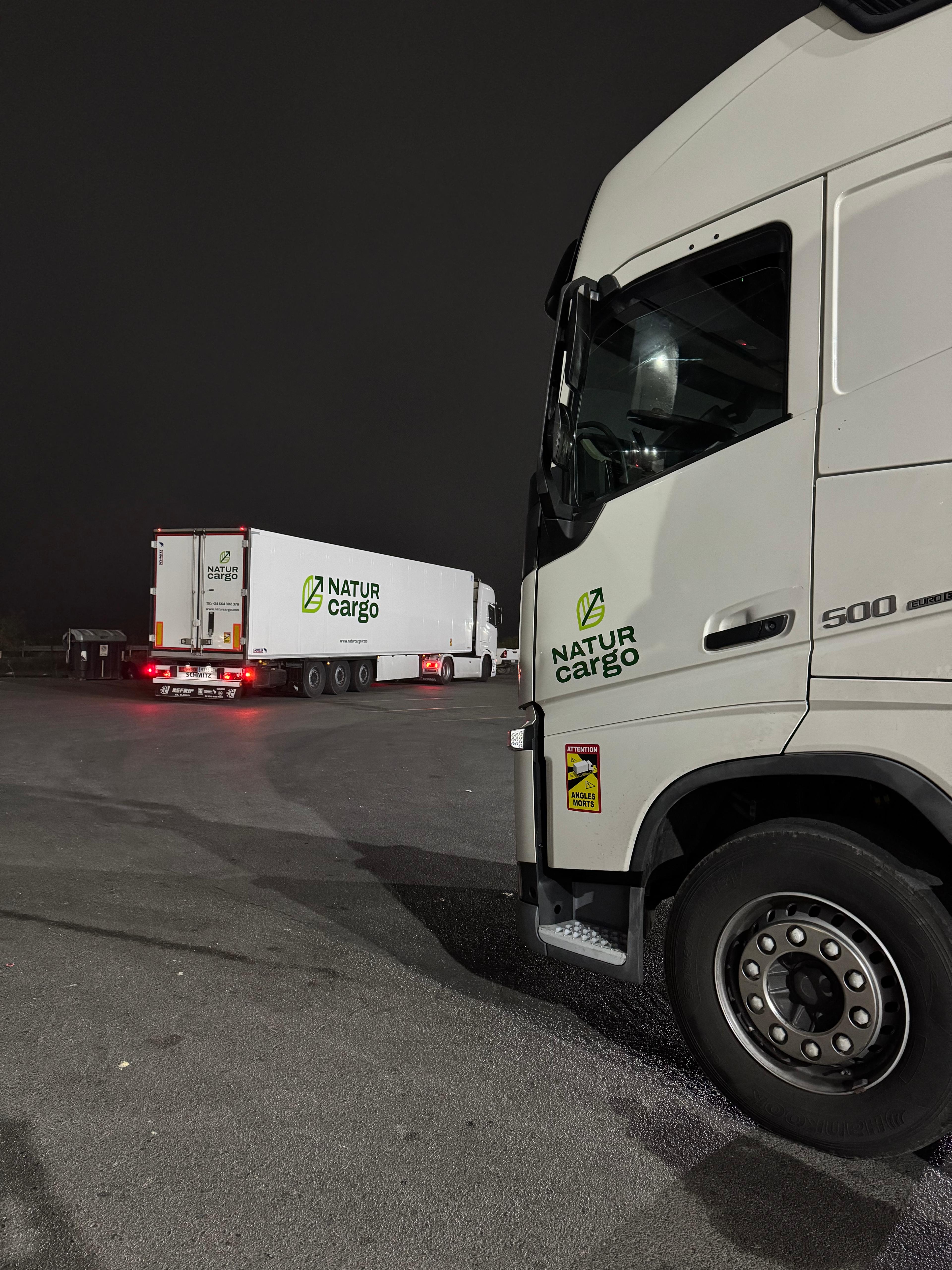 Camiones NaturCargo en operaciones de carga nocturna